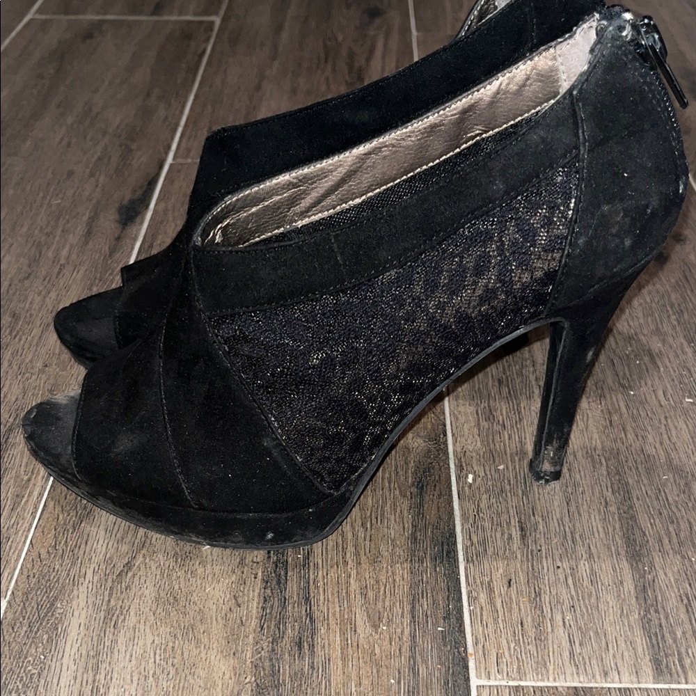 Moda Black Lace Textured Heels